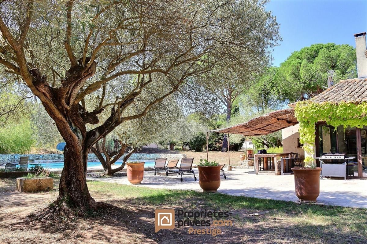 UZES Uzès, Propriété sur 2 hectares de terrain 2