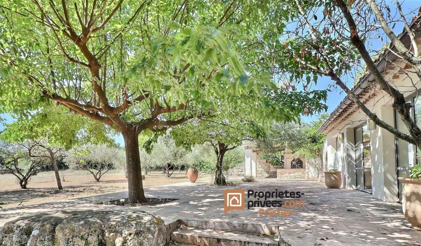 UZES Uzès, Propriété sur 2 hectares de terrain 3