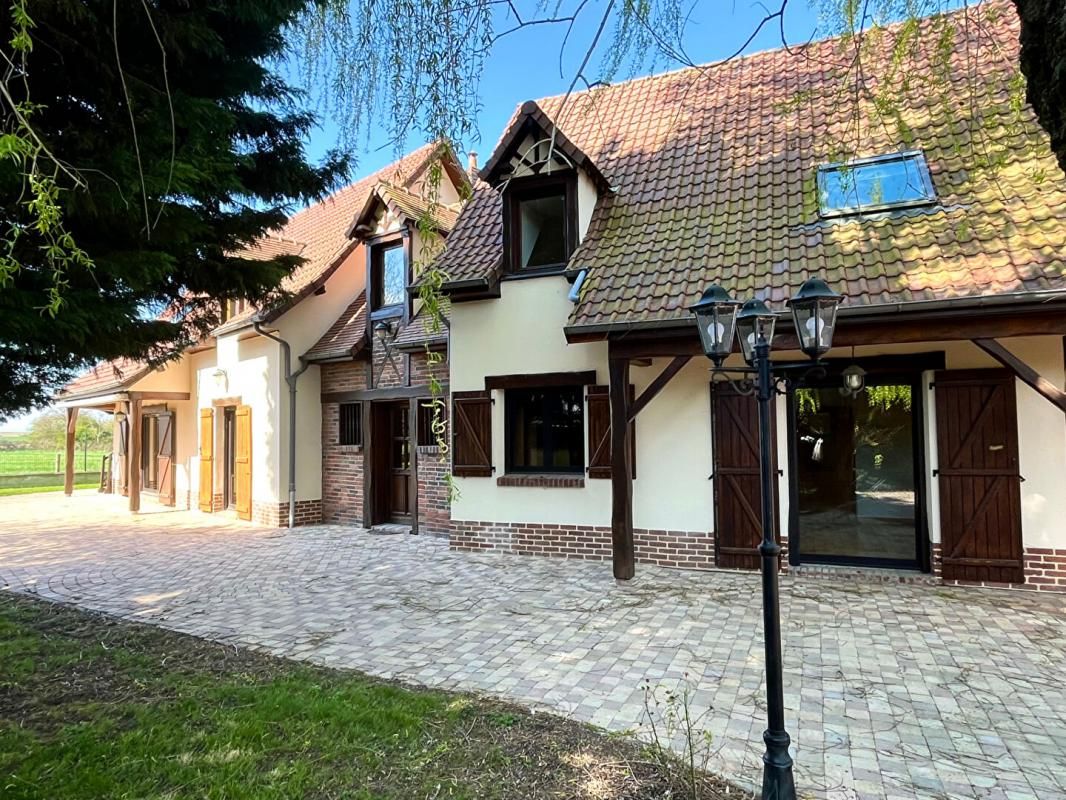 Maison de caractère de 335 m2, terrain 1400m² + Garages