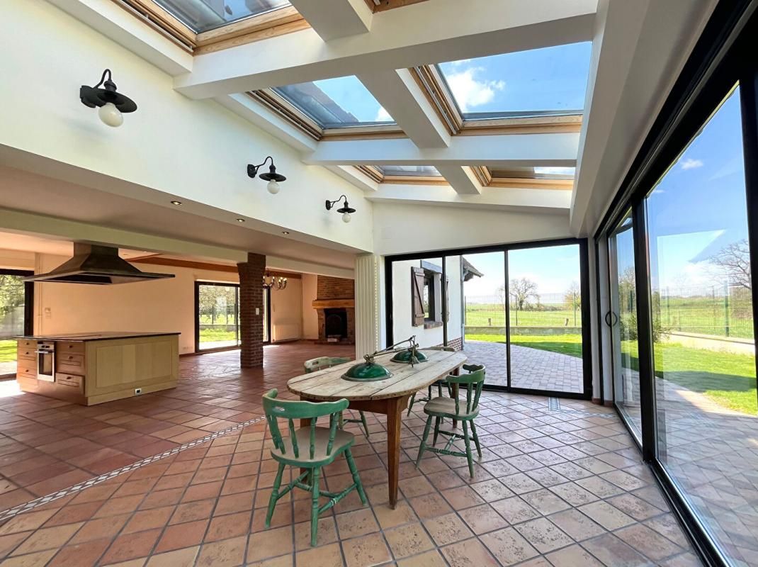 NOYON Maison de caractère de 335 m2, terrain 1400m² + Garages 2