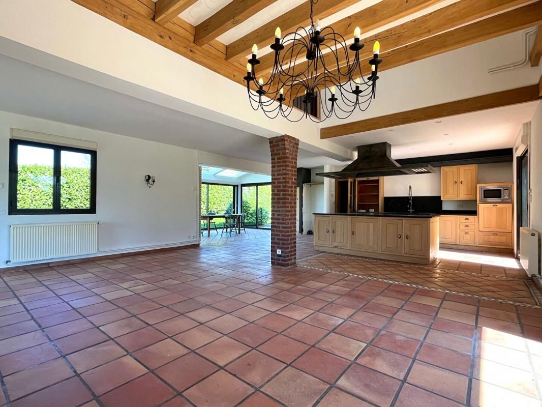 NOYON Maison de caractère de 335 m2, terrain 1400m² + Garages 3