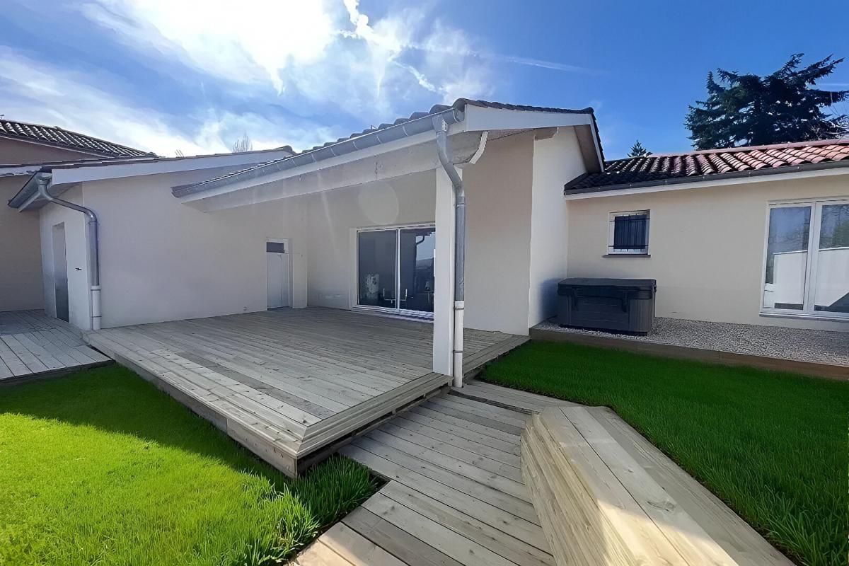 SOUS OFFRE !! FLEURIEUX SUR L'ARBRESLE. Maison 111 m2 avec piscine et terrasses