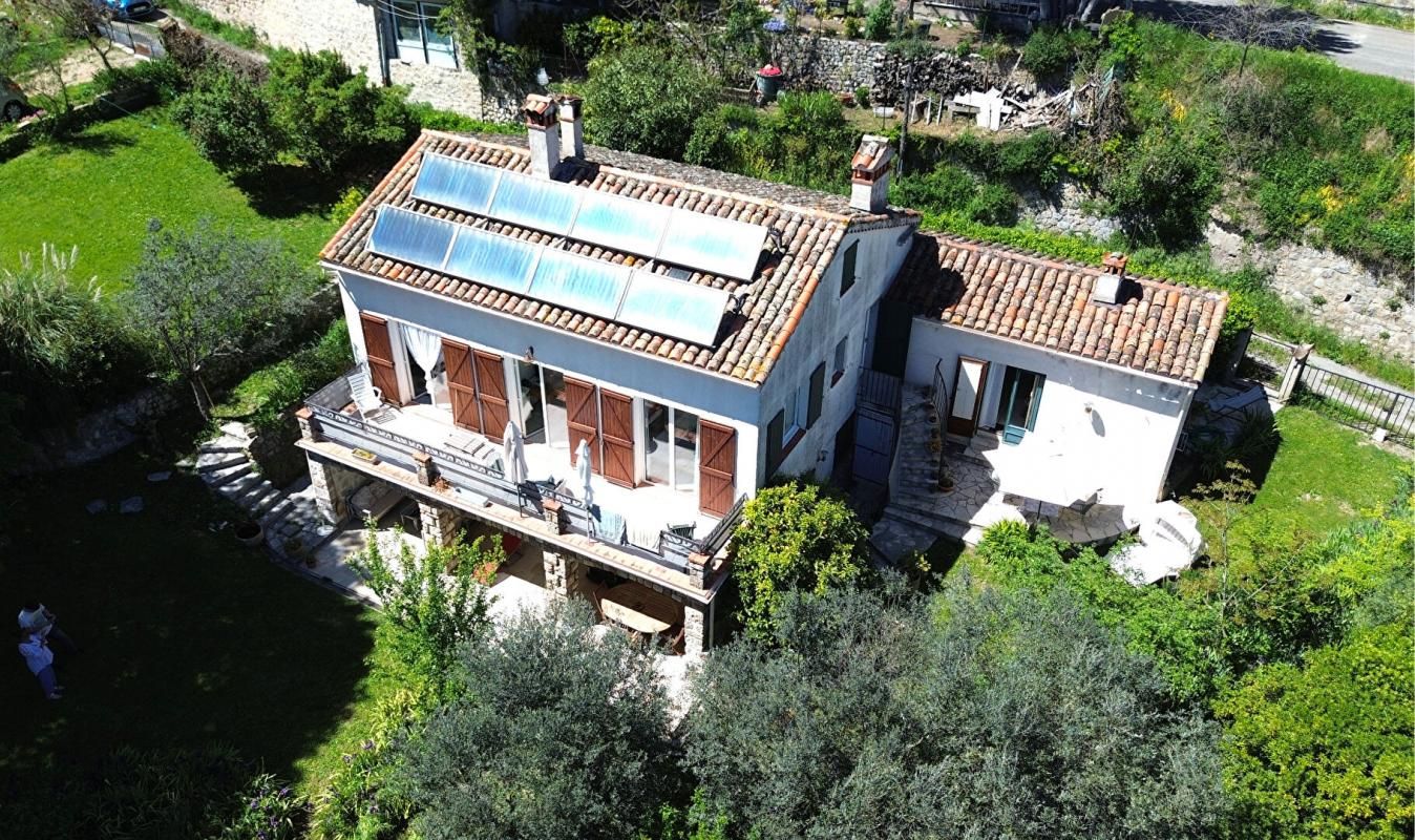 Propriété composée de trois logements dans un écrin de verdure à Bargemon
