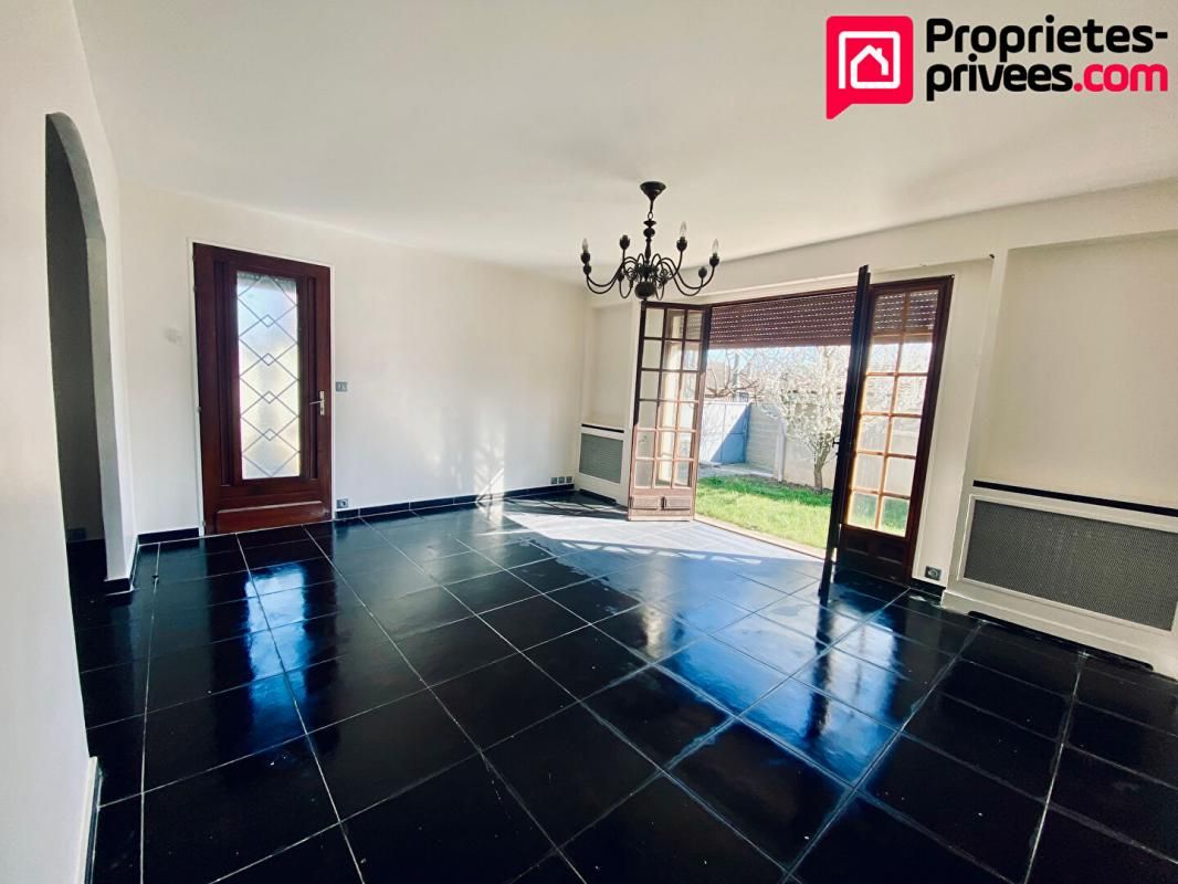 GARGES-LES-GONESSE Maison de plain-pied cinq pièces trois chambres 2