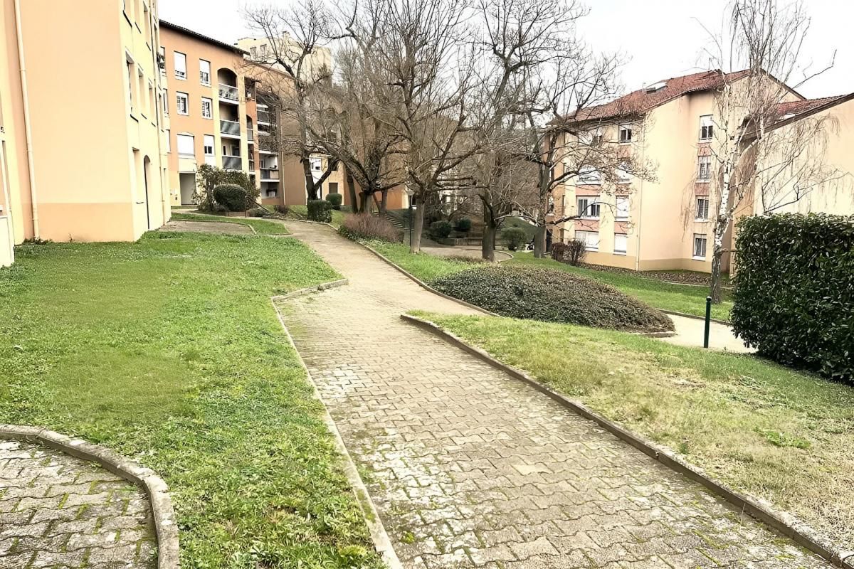 NEUVILLE-SUR-SAONE NEUVILLE SUR SAONE. Appartement duplex 114m2, 5 pièces en dernier étage 3