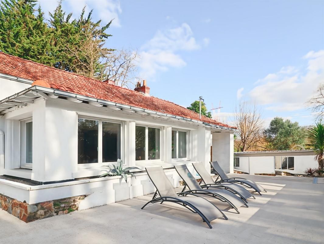 Propriété de caractère sans travaux 450 m² 6 ch sur jardin paysager piscinable