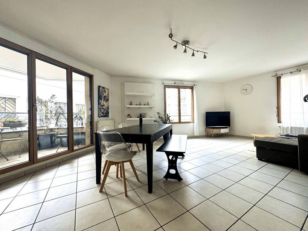 LYON-7E-ARRONDISSEMENT Appartement Lyon 4 pièces 102 m2 balcon et Terrasse + cave 2