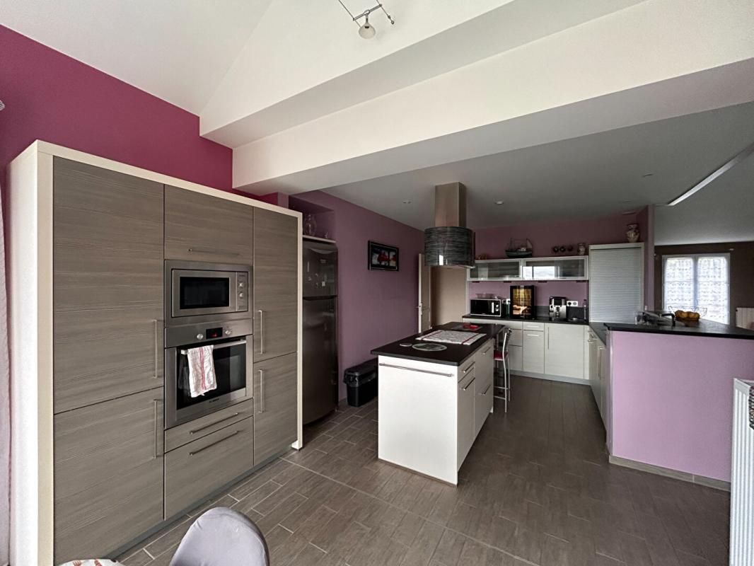 CHERRE Maison  9 pièce(s) 188 m2 3