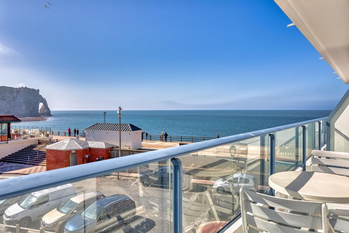 ETRETAT rare à la vente, résidence le beau site, vue exceptionnelle mer porte d'aval 1