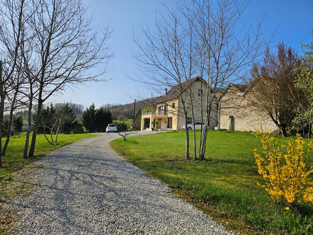 BRIVE-LA-GAILLARDE SOUS OFFRE -10 min Brive Maison T5 vue dégagée, chambre de plain-pied, aucun travaux+grange 100 m² à rénover. Terrain 3 000 m². 5 min lac du Causse 2