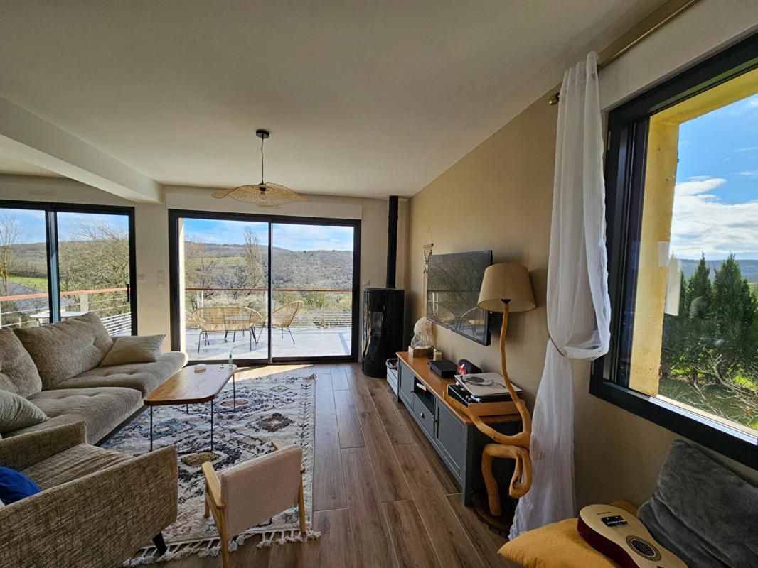BRIVE-LA-GAILLARDE SOUS OFFRE -10 min Brive Maison T5 vue dégagée, chambre de plain-pied, aucun travaux+grange 100 m² à rénover. Terrain 3 000 m². 5 min lac du Causse 3