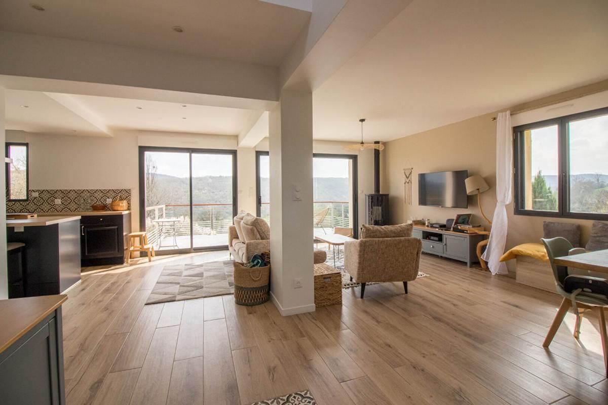 BRIVE-LA-GAILLARDE SOUS OFFRE -10 min Brive Maison T5 vue dégagée, chambre de plain-pied, aucun travaux+grange 100 m² à rénover. Terrain 3 000 m². 5 min lac du Causse 4