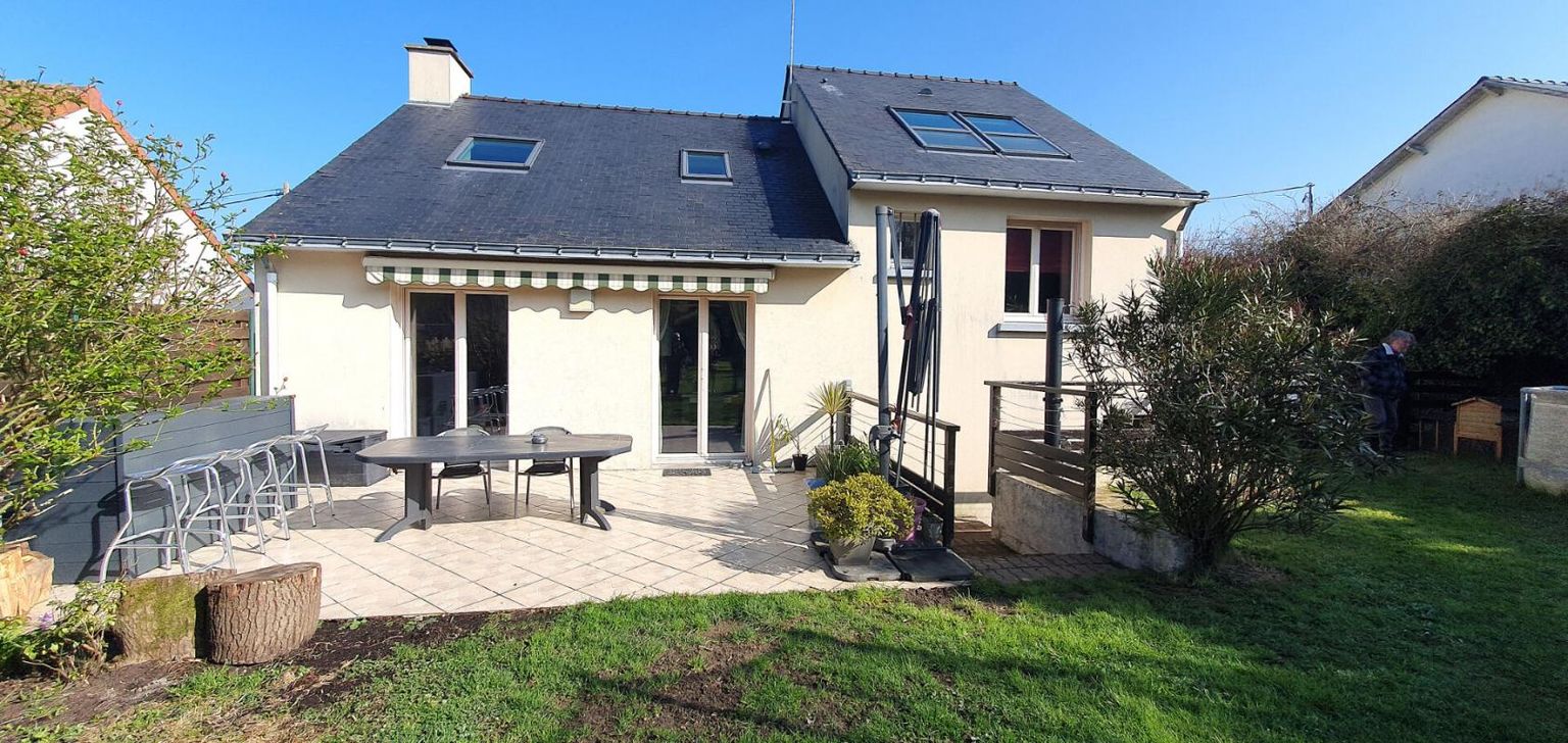 Maison individuelle de 123 m² offrant 7 pièces dont 4 chambres, grand sous sol et jardin privatif
