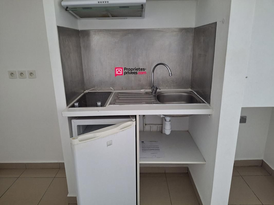 97490 Ste Clotilde T1 env 21 m2 plus balcon et parking sécurisé, proche université