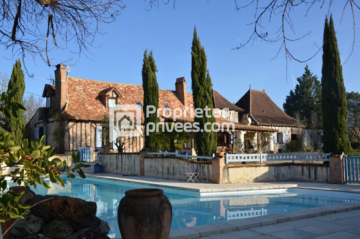 Ensemble de charme, à colombages, environ 450m², dépendances, piscine proche de MONTPON (24700)