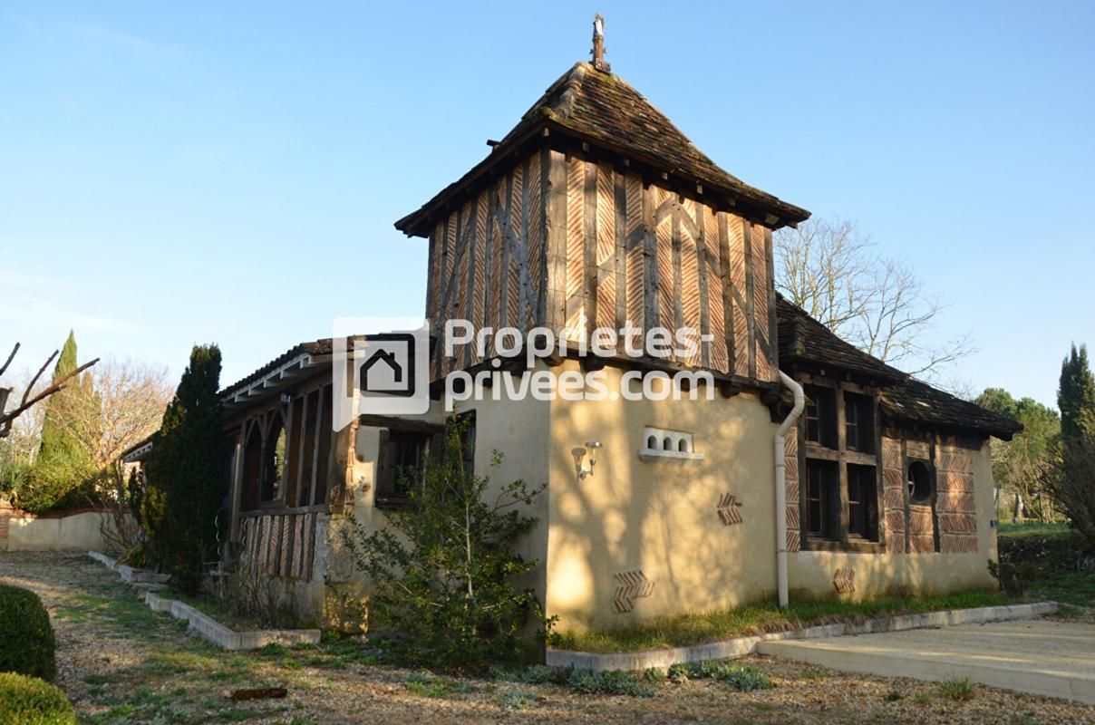 MUSSIDAN Ensemble de charme, à colombages, environ 450m², dépendances, piscine proche de MONTPON (24700) 2