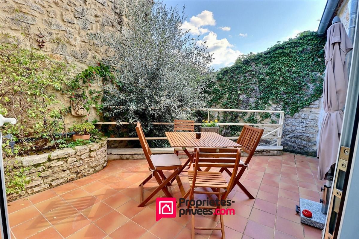 Proche UZES, Maison de village restaurée