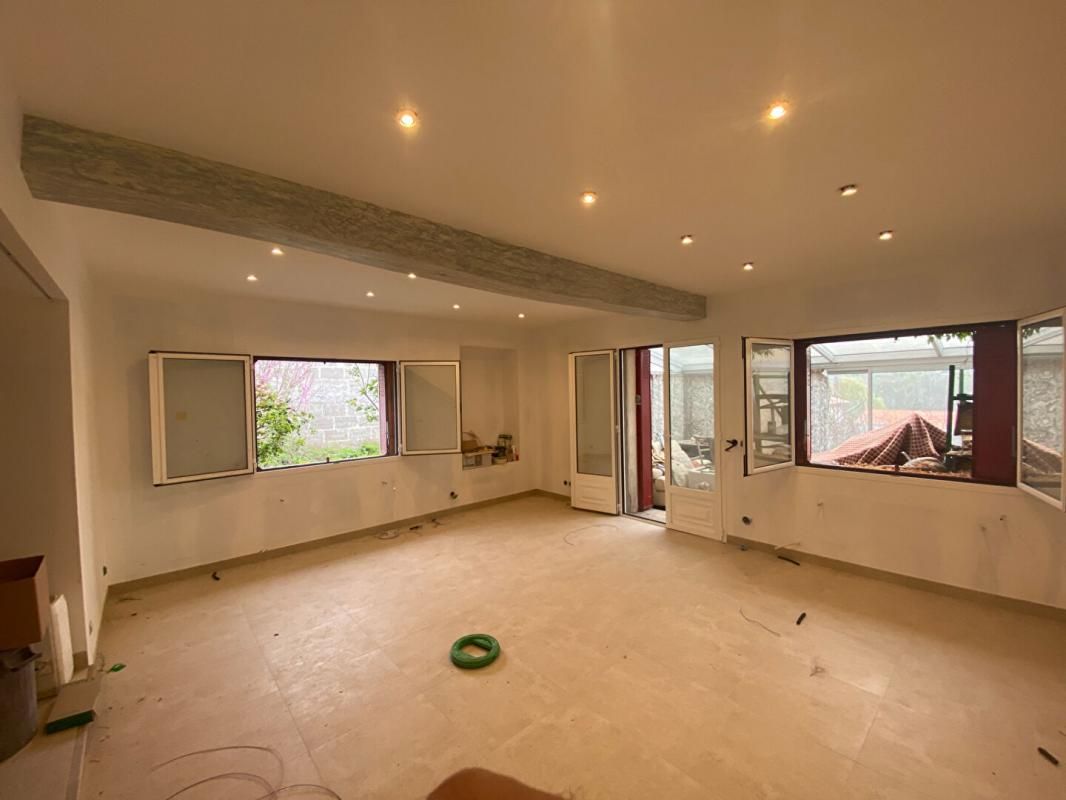 Belles prestations et beaux volumes pour cette maison à Doulezon 5 pièces 152 m2