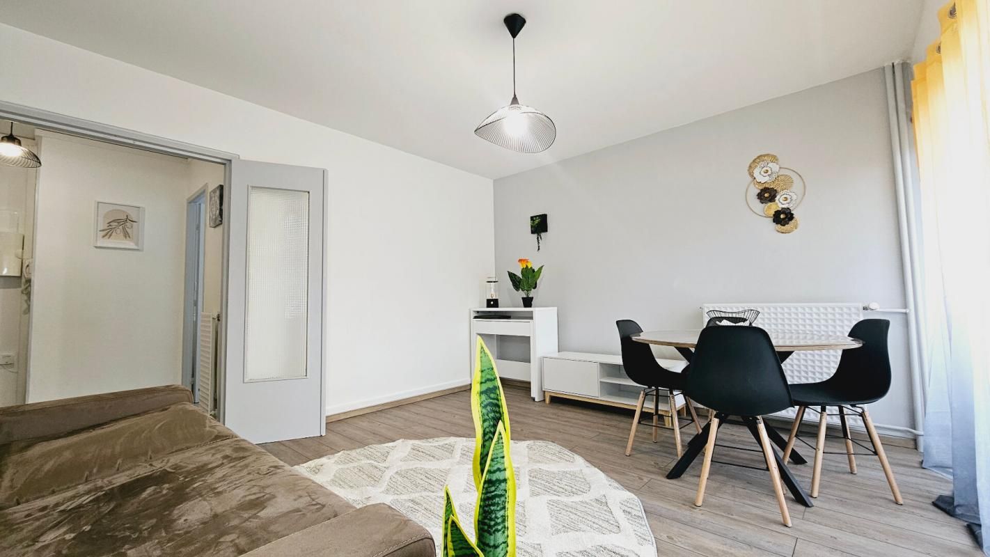 BOURGES BOURGES APPARTEMENT 32.3 RENOVÉ ET MEUBLÉ BALCON 4