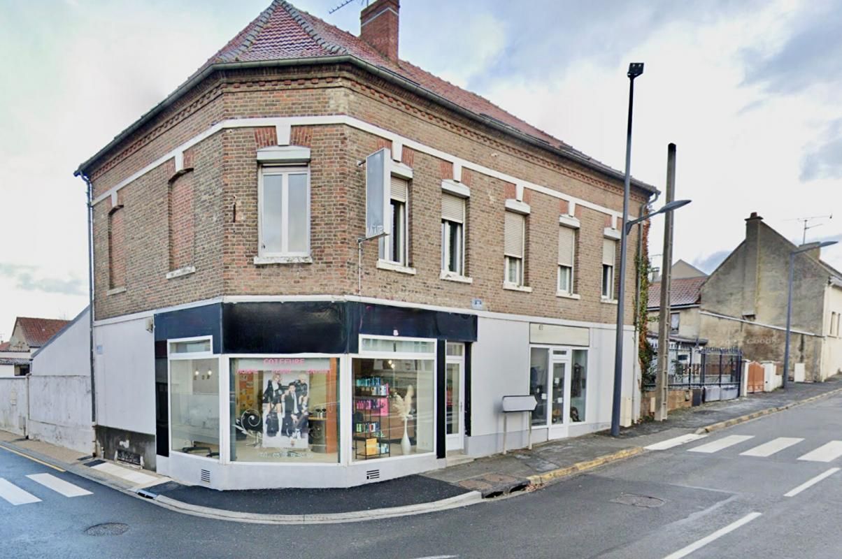 Immeuble de rapport avec 4 appartements , 1 local commercial , 2 garages et dépendances ST SAUVEUR (80)
