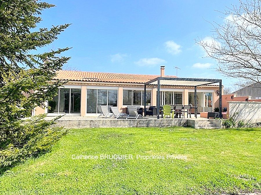 Villa de plain pied 172 m2, 4 chambres, 2 grands garages, piscine, grand jardin clos