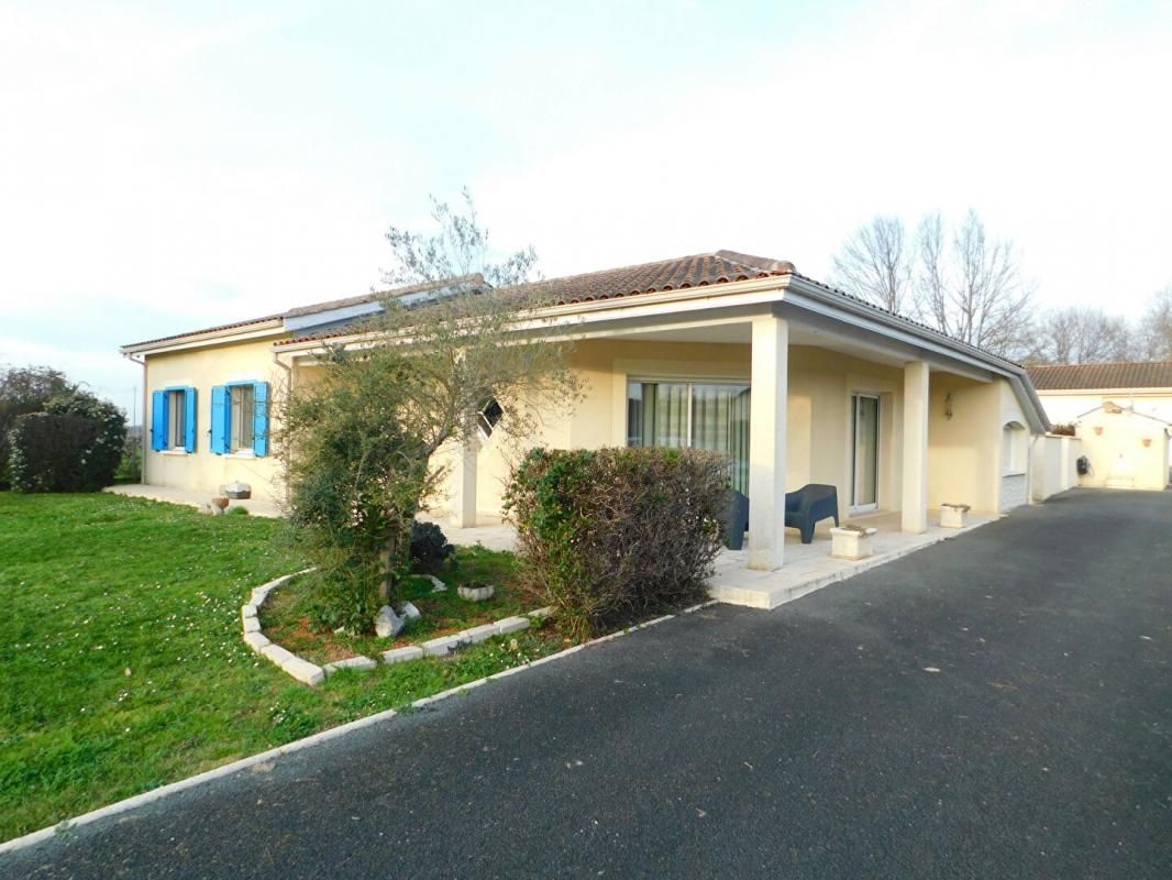 Maison de plain pied style provencal avec 3 chambres ,dépendances et piscine