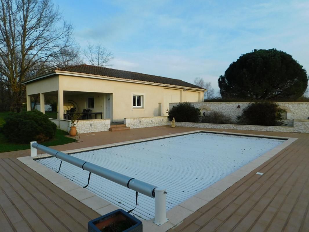GAGEAC-ET-ROUILLAC Maison de plain pied style provencal avec 3 chambres ,dépendances et piscine 4