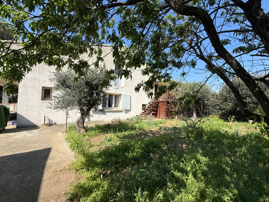 SAINT-MITRE-LES-REMPARTS Maison individuelle sur 1093 m2 de terrain plus un T1 indépendant 2