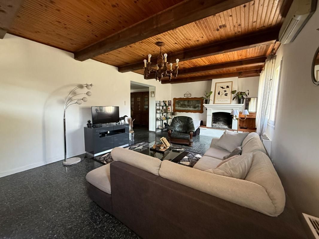 SAINT-MITRE-LES-REMPARTS Maison individuelle sur 1093 m2 de terrain plus un T1 indépendant 4