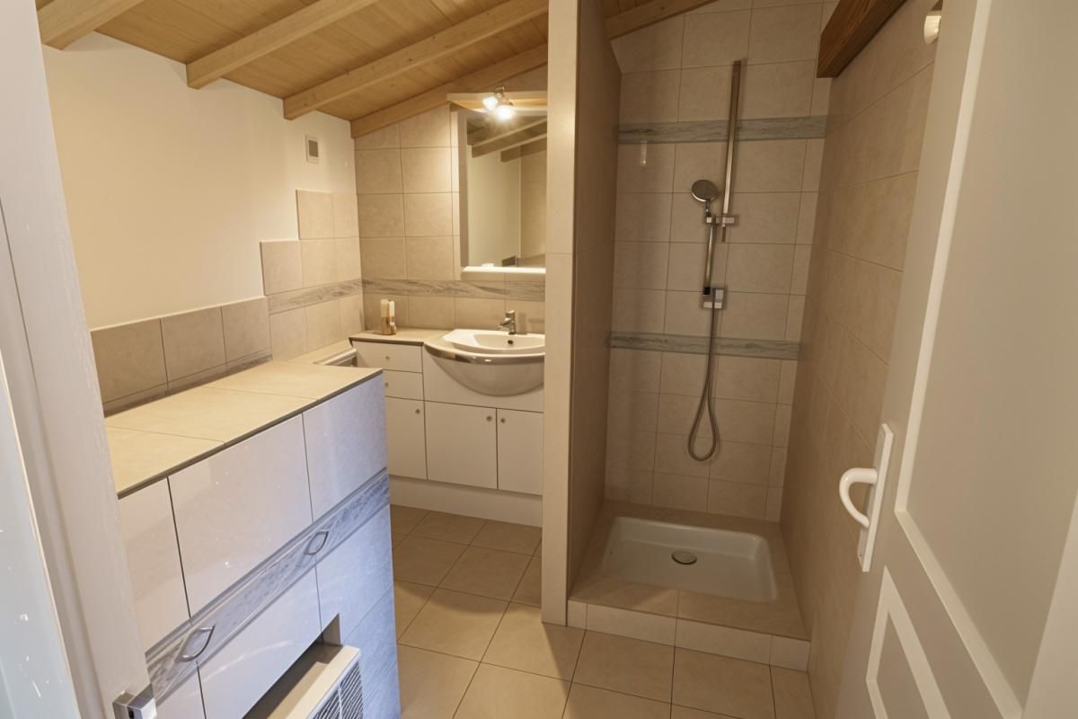 CADENET Immeuble (local commercial et appartement) à Cadenet 135m² - 197 000 4