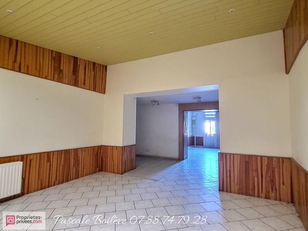 NOYANT Maison de Bourg à rénover de 187 m² avec dépendances et terrain constructible - Noyant-Villages (49490) 4