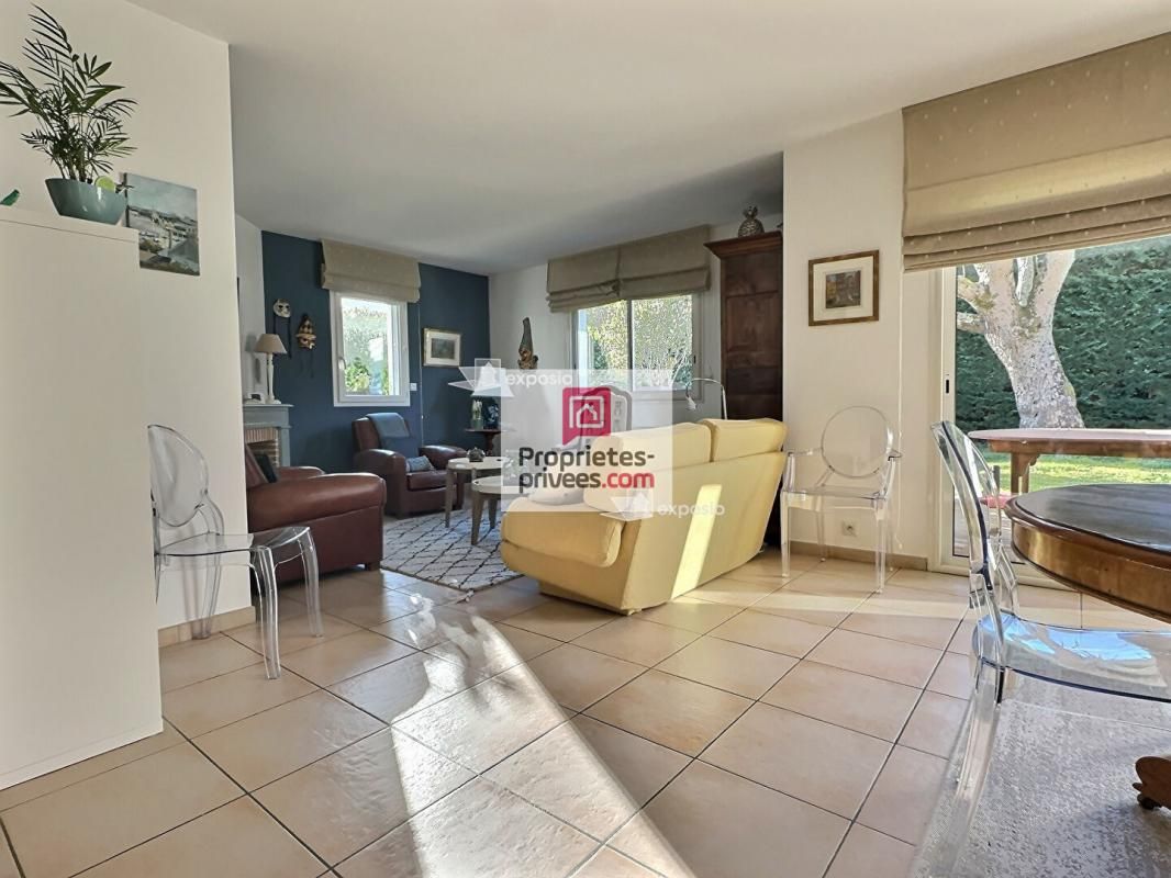 MERIGNAC Dept 33- Mérignac Centre - Maison 9 pièce(s) 228m2 avec terrasse , son jardin de 550m2 et son garage 2