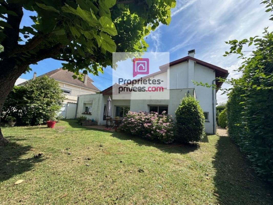 MERIGNAC Dept 33- Mérignac Centre - Maison 9 pièce(s) 228m2 avec terrasse , son jardin de 550m2 et son garage 3
