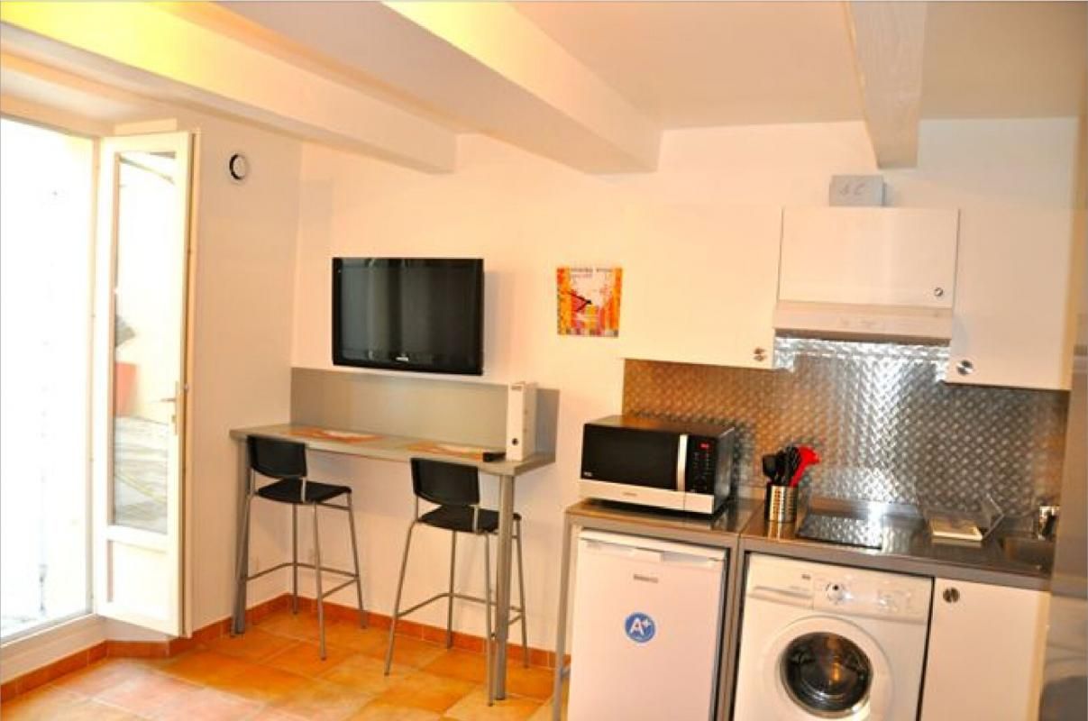 MARSEILLE-11E-ARRONDISSEMENT Type 2 meublé avec extérieur privé de 20 m2 exposé SUD 2