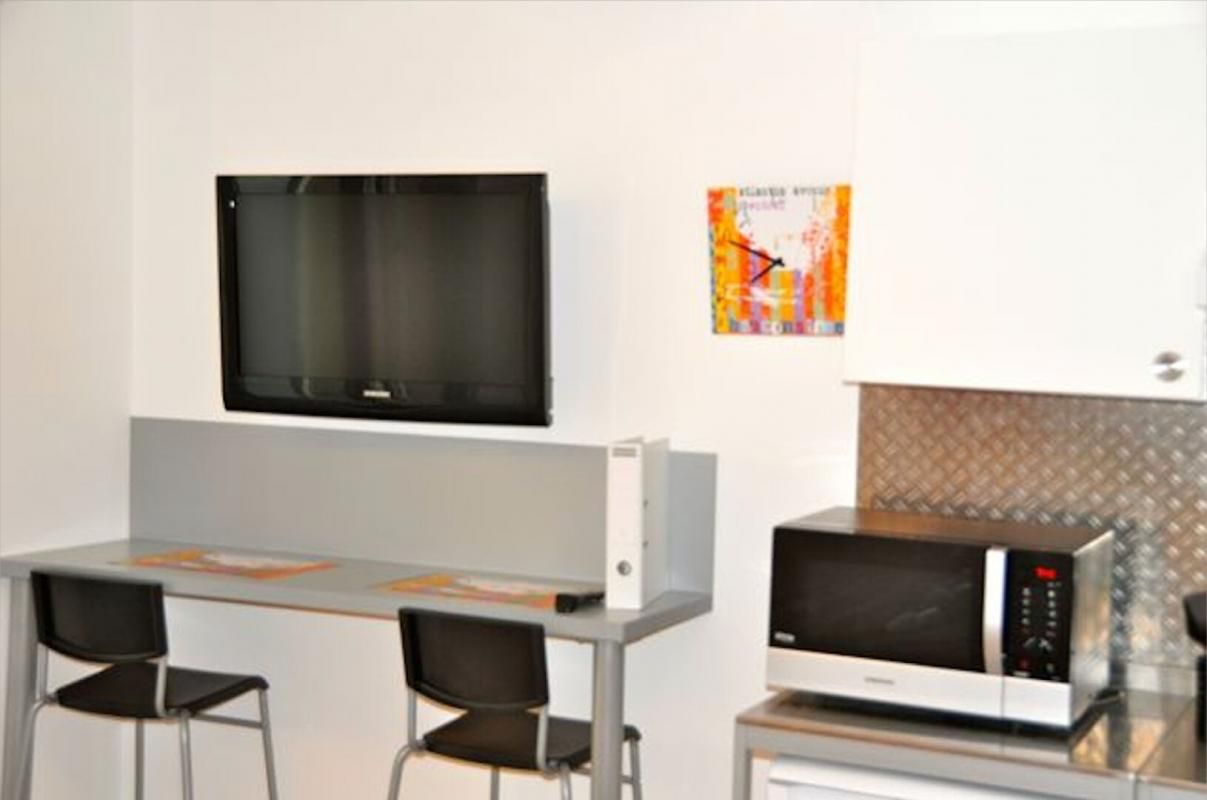 MARSEILLE-11E-ARRONDISSEMENT Type 2 meublé avec extérieur privé de 20 m2 exposé SUD 3