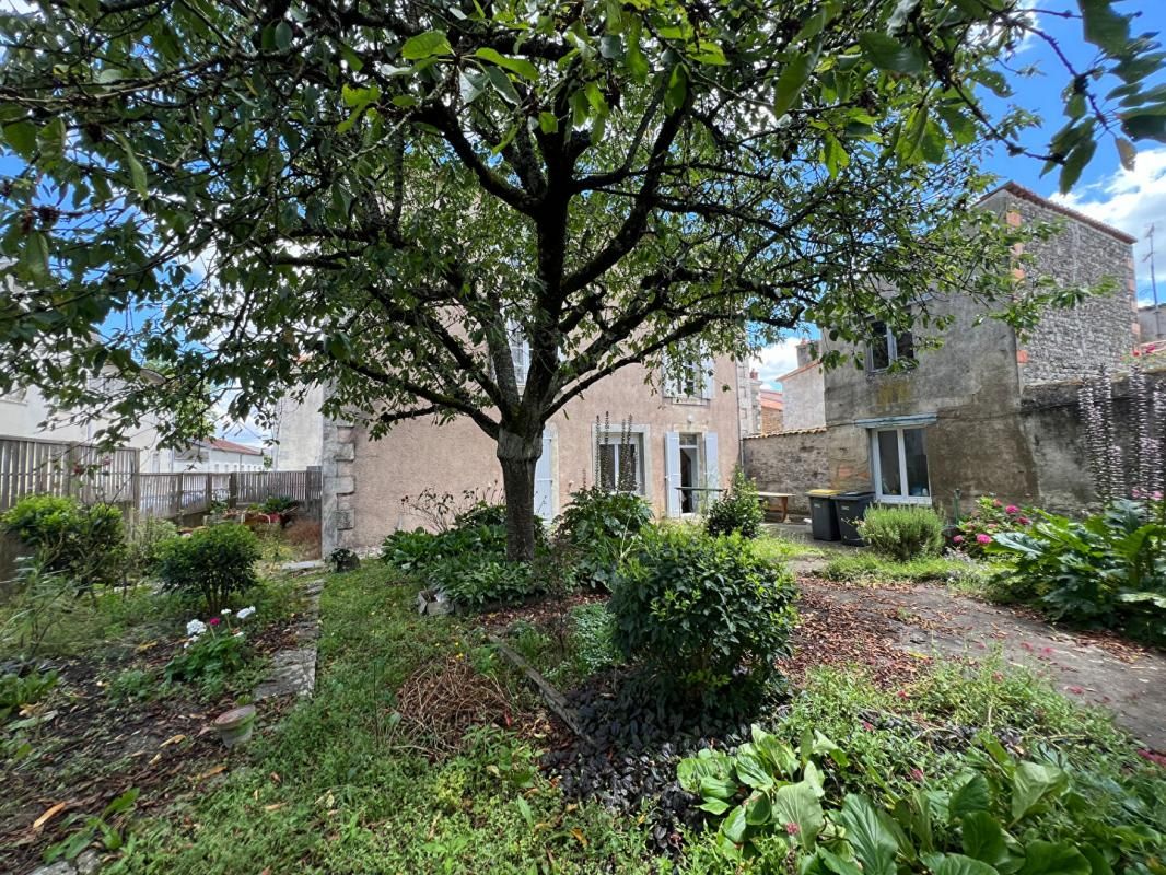 SAINT-MAIXENT-L'ECOLE Maison St Maixent L Ecole 8 pièce(s) 155 m2 2