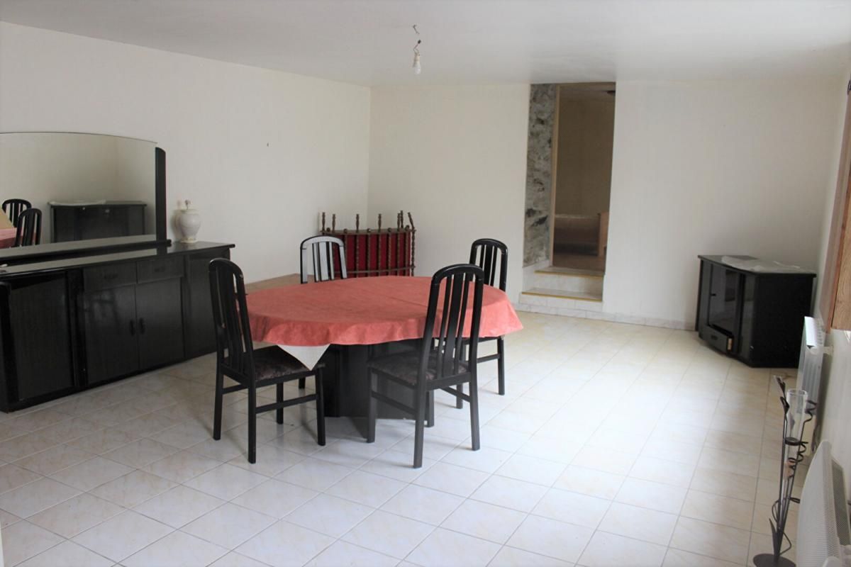 Petite maison plein bourg