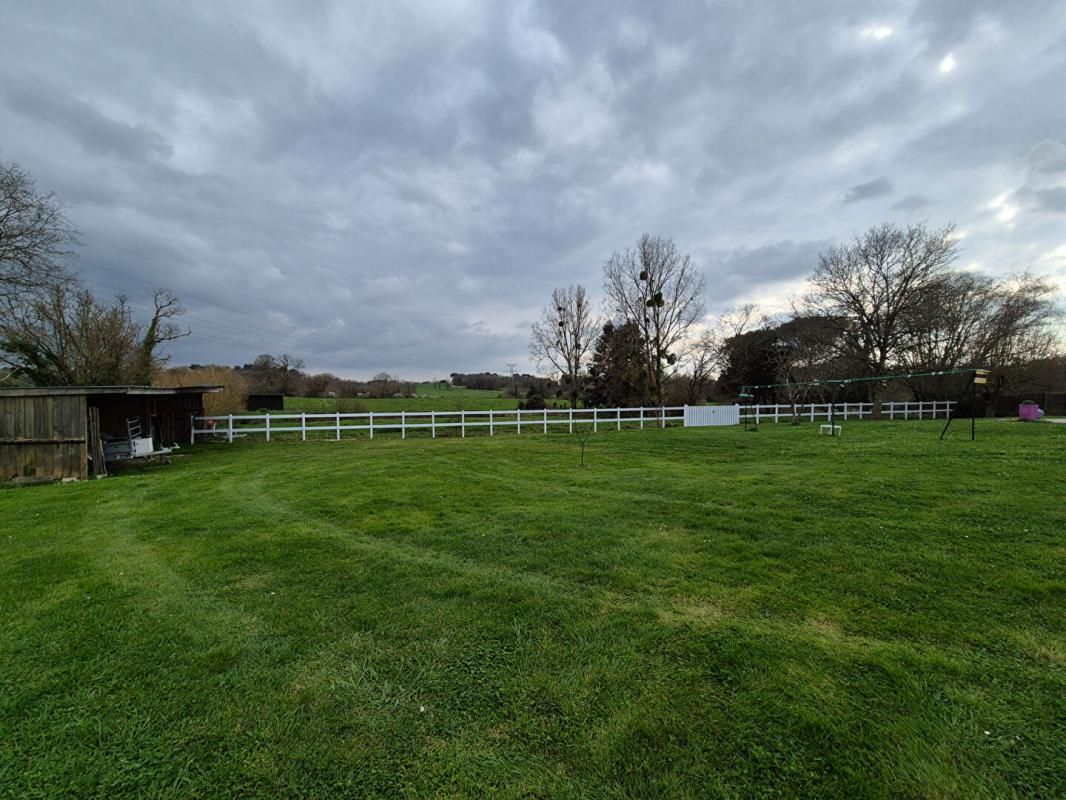 CLEGUER BELLE PROPRIETE EQUESTRE DE 4 HECTARES AVEC UNE CHARMANTE LONGERE TOTALEMENT RENOVEE (186 m2) dans le Morbihan ?. (15 min de Lorient)Propriété equestre Caudan 6 pièce(s) 187 m2 4