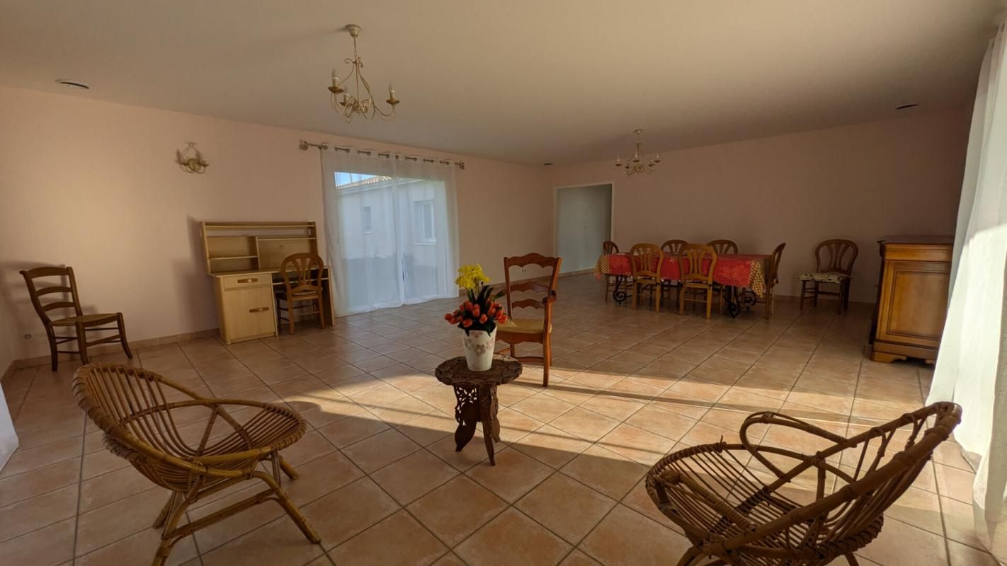 VIRAZEIL Maison 6 pièces avec 5 chambres sur 2000m² 3