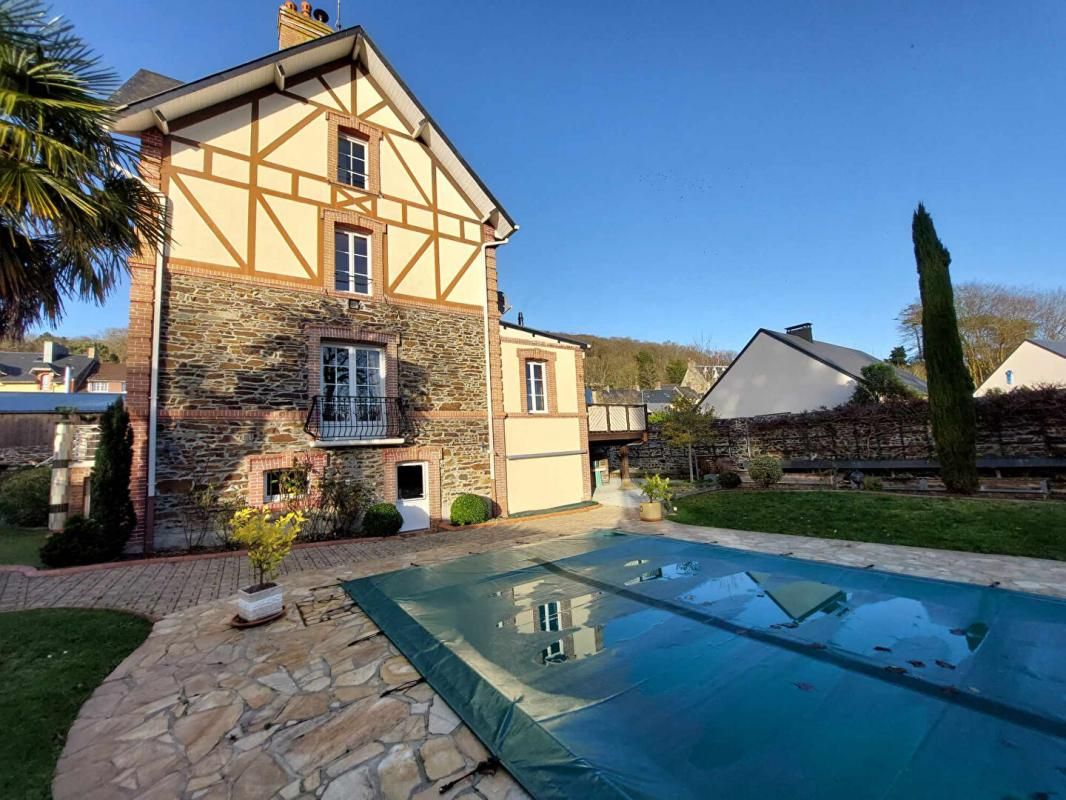 Maison de maître 10 pièce(s) 220 m2 avec piscine chauffée