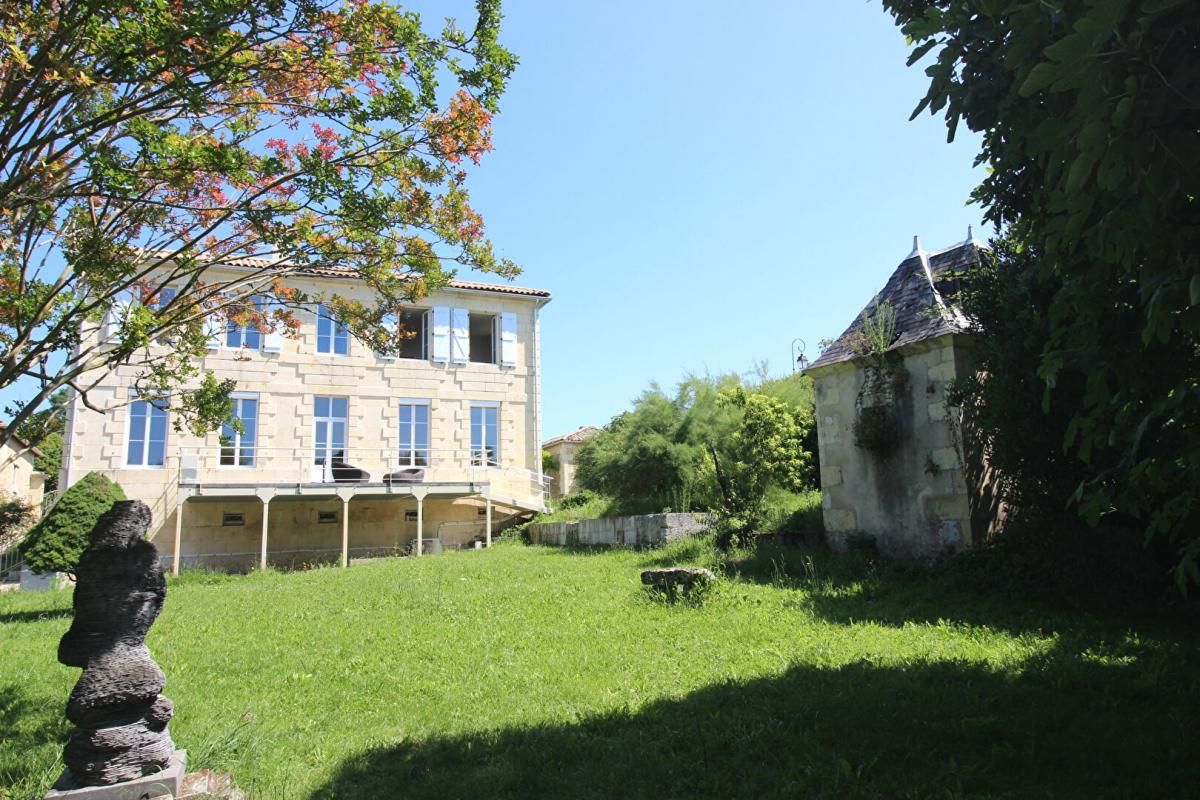 MIRAMBEAU - Maison de maître - 9 pièces - 350 m2