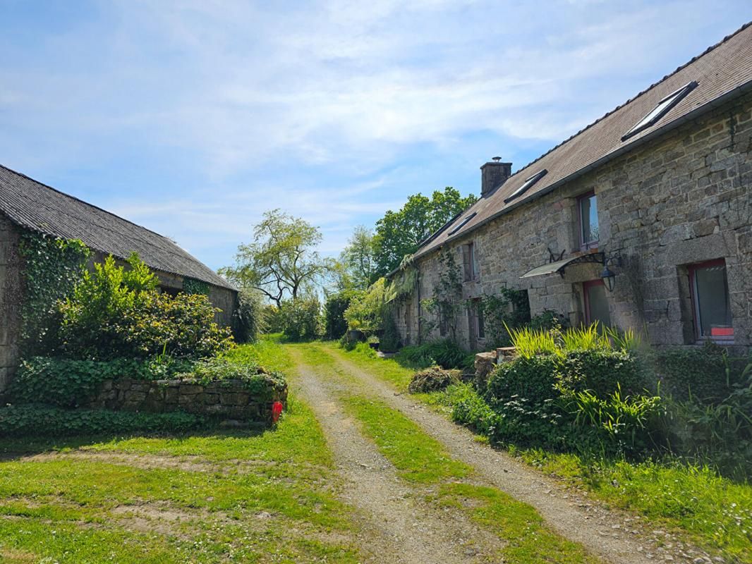 Une grande longère familiale de 227m² avec un garage en pierre