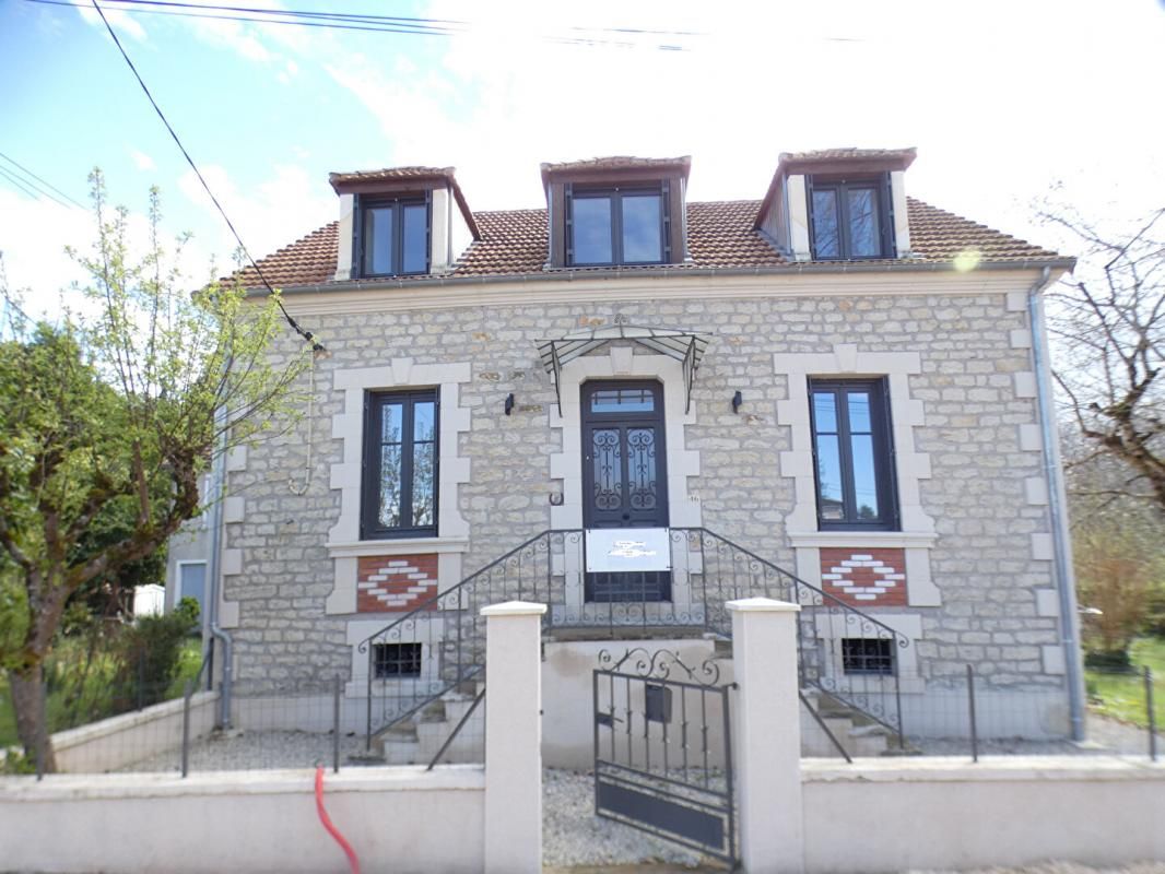 Maison renovée entirement à Montignac Lascaux avec 3 chambres, bureau et jardin