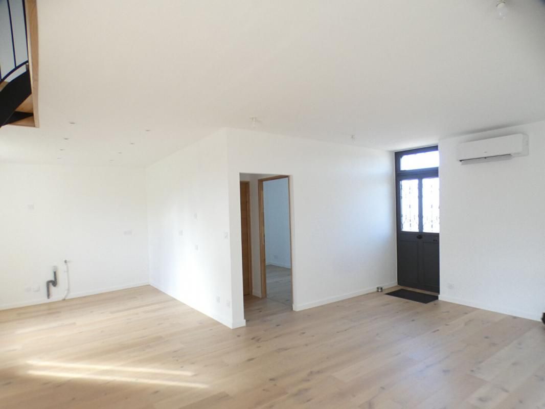 MONTIGNAC Maison renovée entirement à Montignac Lascaux avec 3 chambres, bureau et jardin 3