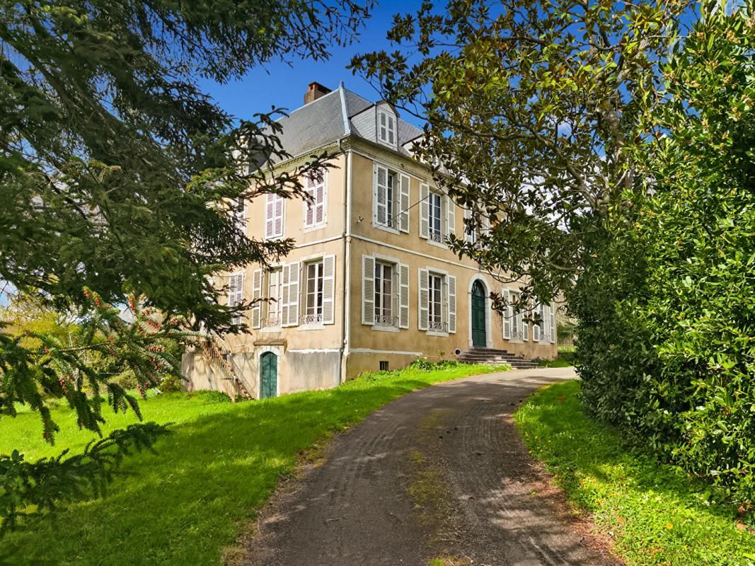 SALIES-DE-BEARN maison de maître 1640 + gîte + dépendances, parc 5,6 ha 3