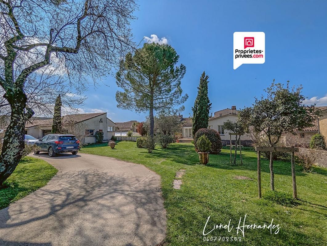 Maison de 235m² avec piscine, garages, salle de réception, et proche des commodités !