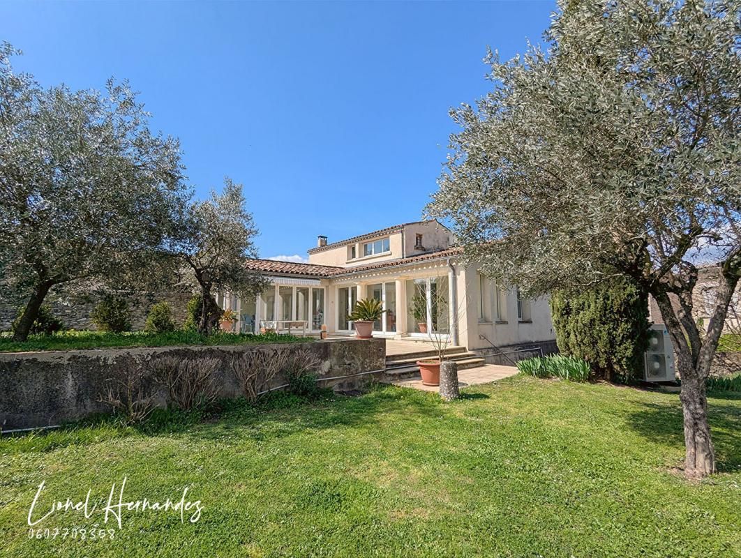 BARJAC Maison de 235m² avec piscine, garages, salle de réception, et proche des commodités ! 3