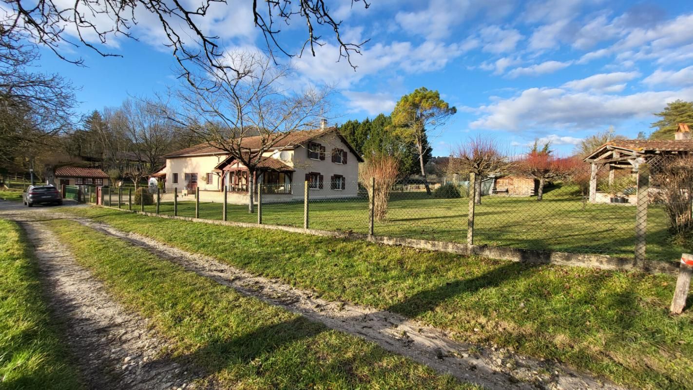 Maison 6 chambres et  atelier proche Saint Astier 10 pièces  sur parcelle de 6328  m²