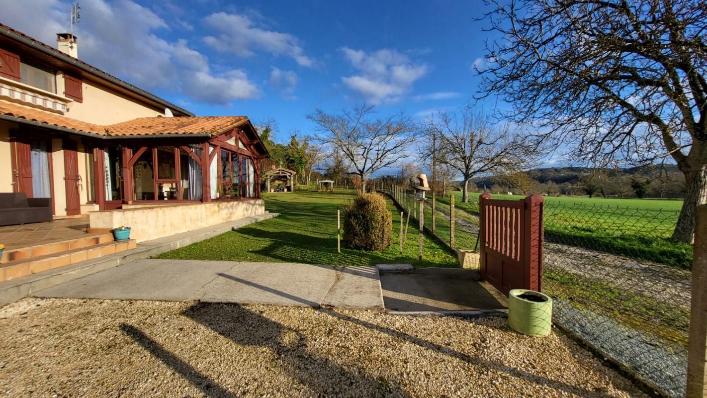 SAINT-ASTIER Maison 6 chambres et atelier proche Saint Astier 10 pièces sur parcelle de 6328 m² 4