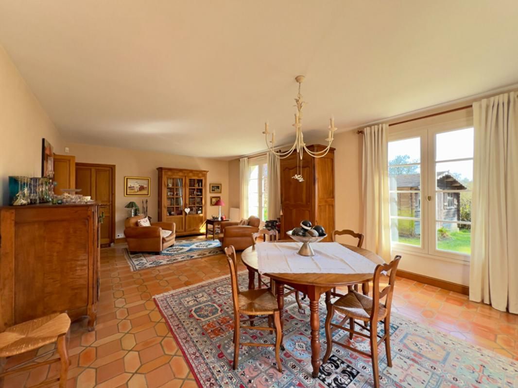 MONTFAUCON-MONTIGNE Maison Montfaucon Montigne 7 pièce(s) 206 m2 3